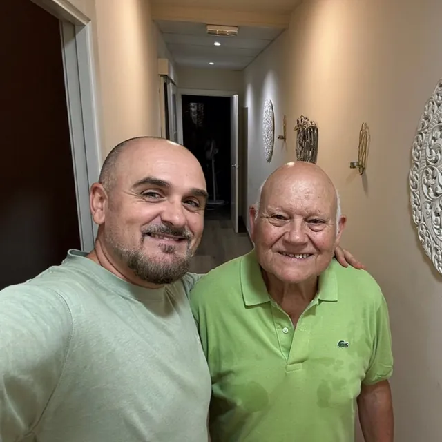 Josué con José, vecino de Rubí de 79 años